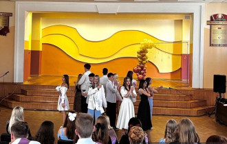 Фото: В школах Гомеля проходят торжественные вручения аттестатов