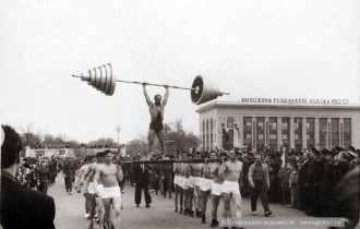 Фото: Оживший памятник «Воин-освободитель», штангист и машина за мир: фоторепортаж со Дня Победы 1965 года в Гомеле