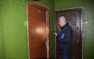 Фото: Коммунальники уберут квартиру умершего в Гомеле человека