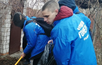 Фото: В Гомеле активисты БРСМ помогали в благоустройстве храма Святителя Николая Чудотворца 