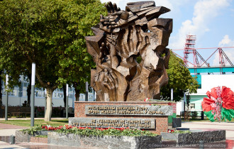 Фото: После реконструкции торжественно открыли площадь Восстания и памятный знак "Древо жизни"