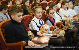 Фото: Сказка — в подарок: в Гомеле детей Советского района пригласили на праздничное представление