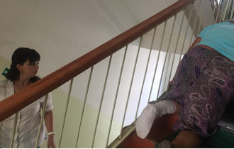 Фото: В Мордовии женщине пришлось ползти по лестнице поликлиники с переломом ноги