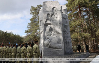 Фото: Об этом нельзя забывать - узников лагерей смерти почтили у мемориального комплекса в Озаричах