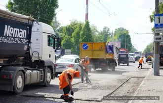 Фото: Улицу Барыкина покрывают картами: в городе продолжается ямочный ремонт улиц