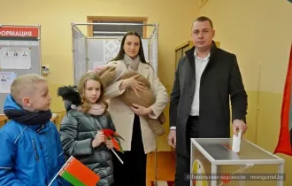 Фото: Многодетные гомельчане с тремя малышами досрочно голосуют в Советском районе