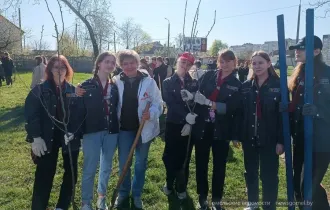 Фото: Школьники Советского района заложили яблоневый сад как символ мира и созидания
