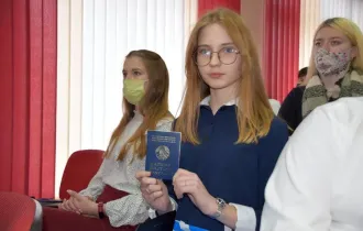 Фото: В Центре творчества детей и молодёжи прошло торжественное вручение паспортов 