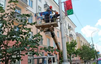 Фото: 64 флага Беларуси с пайетками украсили центр Гомеля: мы понаблюдали за тем, как их устанавливали