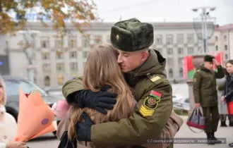 Фото: Двоих военнослужащих из Гомеля за отличную службу чествовал  министр обороны  Республики Беларусь Виктор Хренин