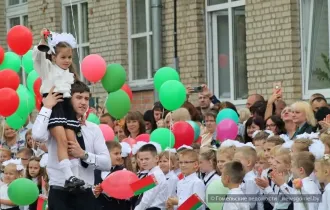 Фото: С 11-классниками и Соником в страну знаний: торжественная линейка прошла в СШ № 37