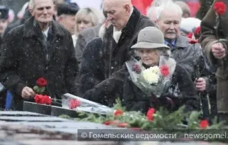 Фото: Торжественное возложение цветов к братской могиле