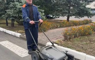 Фото: В паре с подметальной машиной: как в «Чистый четверг» убирают листву работники автопарка № 6