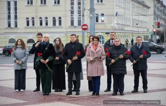 Фото: Цветы памяти и благодарности за мир и свободу возложили на площади Восстания