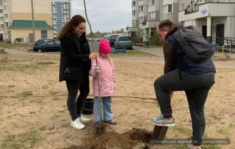 Фото: Озеленяли всей семьёй улицу: как прошла акция по посадке деревьев в Новобелицком районе