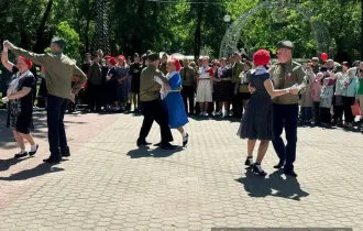 Фото: Акция «Вальс Победы» проходит в сквере Громыко