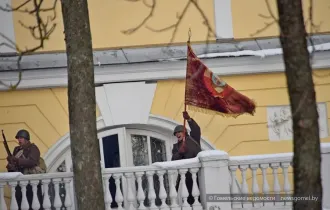 Фото: Пронесли знамя сквозь дым и взрывы: в Гомеле прошла масштабная реконструкция освобождения