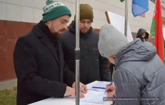 Фото: В Гомеле горожане продолжают оставлять подписи в поддержку выдвижения своего кандидата