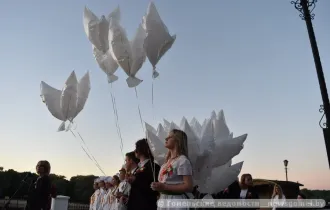 Фото: Сегодня на рассвете десятки шаров в виде голубей взмыли над Гомелем