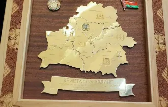 Фото: Александру Лукашенко подарили карту Беларуси из серебра, золота и бриллиантов