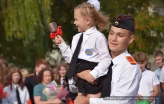 Фото: Дерзайте, творите, удивляйте! В средней школе №9 прошла торжественная линейка