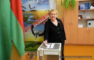 Фото: Она отдала свой голос: народная артистка Беларуси Галина Павленок выступила на избирательном участке
