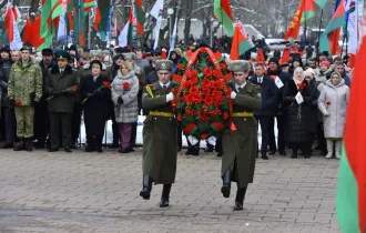 Фото: Фотофакт: митинг у Кургана Славы собрал сотни гомельчан 