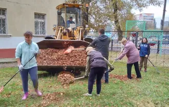 Фото: На Сельмаше убирают листья