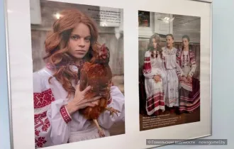 Фото: В белорусском наряде и с курицей на руках: необычный фотопроект «Вытокі» представили в галерее Г. Х. Ващенко