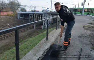 Фото: Ямочный ремонт моста по улице Барыкина произвели дорожники Гомеля 