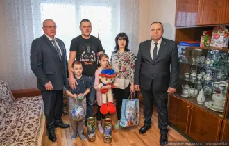 Фото: Семью Елисеевых, приехавших из посёлка Южное Луганской области Украины, посетил с подарками помощник Президента