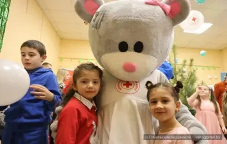 Фото: Для детей из семей беженцев Красный Крест и ГАИ провели в Гомеле новогодний праздник