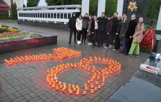 Фото: Молодежь Гомеля зажгла 800 лампадок в память о героях войны