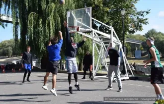 Фото: Быстрее, выше, сильнее. На набережной ребята соревнуются в уличный баскетбол