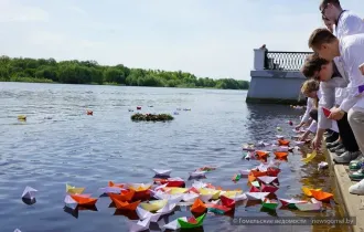 Фото: В Гомеле студенты провели патриотическую акцию «Река памяти»