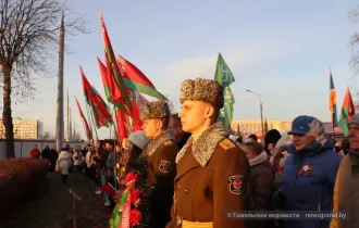 Фото: Ваш подвиг вдохновляет нас: в Гомеле у братской могилы на улице Троллейбусной прошёл торжественный митинг