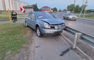 Фото: В Добруше иномарка наехала на отбойное ограждение