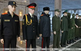 Фото: Александру Лукашенко представили новые образцы военной формы