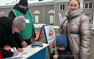 Фото: Не можем остаться в стороне: в Гомеле граждане оставляют подписи в поддержку кандидатов