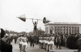 Фото: Оживший памятник «Воин-освободитель», штангист и машина за мир: фоторепортаж со Дня Победы 1965 года в Гомеле