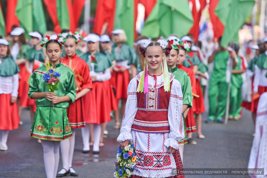 Праздники белоруссии. Праздники в Беларуси. Национальные праздники Белоруссии. День независимости Беларуси. Шествие в народных костюмах.