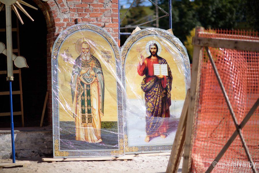 Фото: Владыка Стефан совершил чин освящения накупольного Креста и икон новой часовни в Гомеле