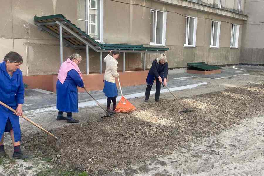 Фото: Новые цветники в «Чистый четверг» создают работники колледжа Выготского