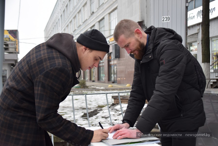 Фото: Ставлю подпись за политика и человека: в Гомеле продолжаются пикеты