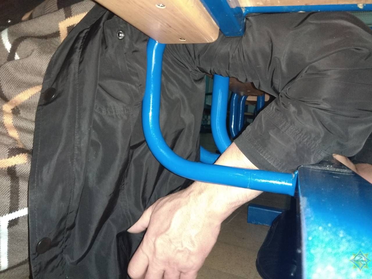 Фото: В Гомеле потребовалась помощь спасателей мужчине, рука которого застряла в сидении на вокзале