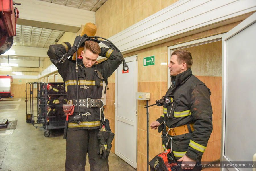 Фото: Становится всё жарче: баскетболисты «Гомельских рысей» попробовали себя в роли пожарных