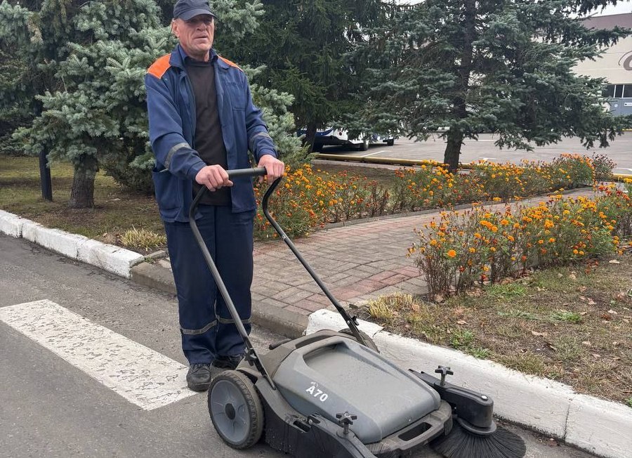 Фото: В паре с подметальной машиной: как в «Чистый четверг» убирают листву работники автопарка № 6