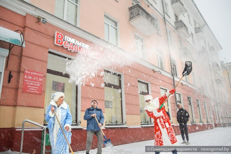 Фото: В Гомеле Дед Мороз взялся за лопату
