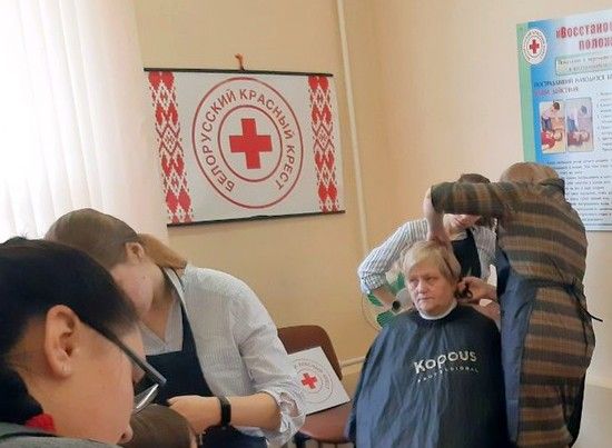 Фото: В Гомеле волонтеры Советской районной организации БОКК устроили благотворительные стрижки для бабушек