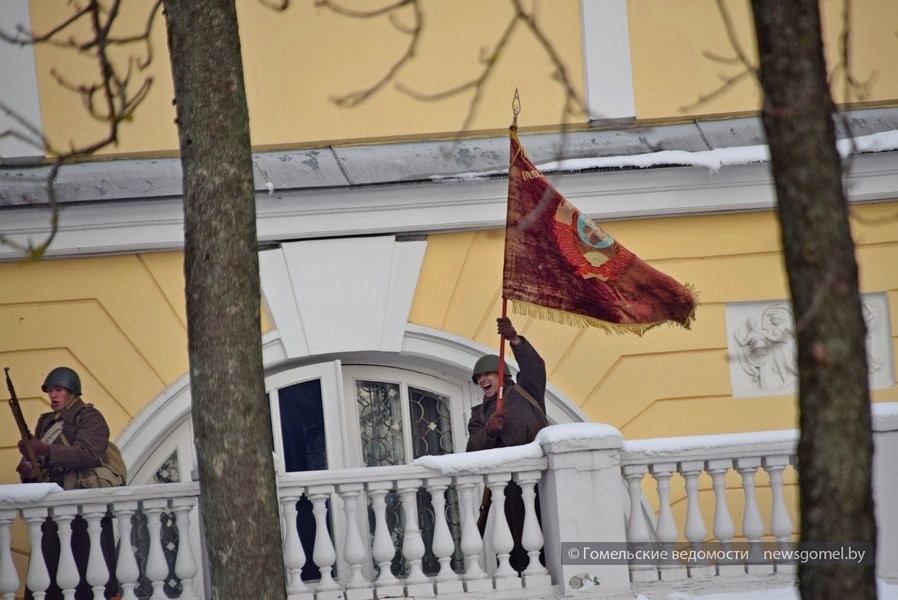 Фото: Пронесли знамя сквозь дым и взрывы: в Гомеле прошла масштабная реконструкция освобождения